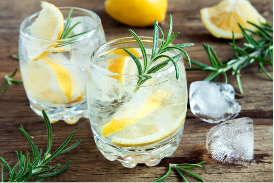 вода с лимонным соком избавит от праздничных отёков