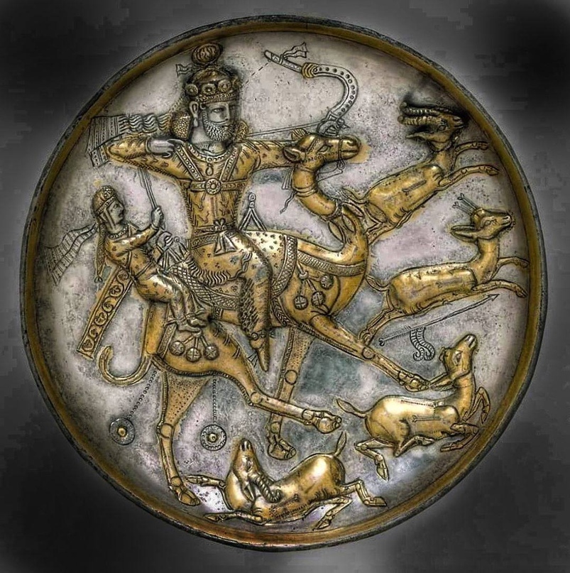 Серебряная тарелка со сценой охоты из сказки о Бахраме Гуре (шахиншах Персии Бахрам V, 420-438 гг.) и его любимой наложнице Азаде, V век н.э