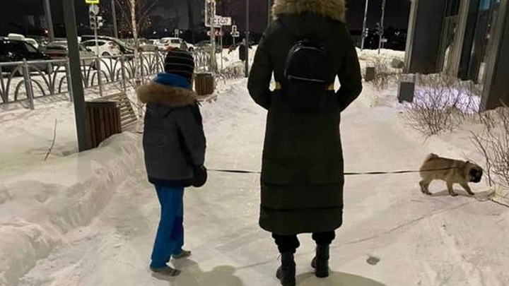 Екатеринбурженка заставила сына гулять по снегу без обуви