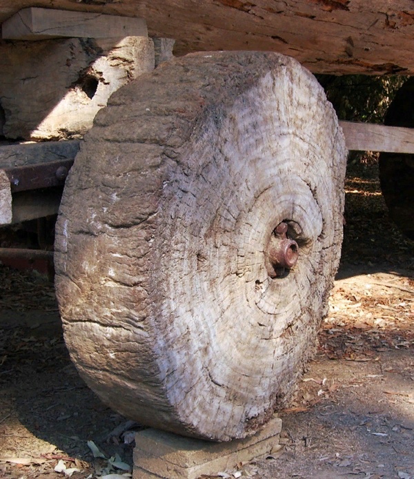 Все исследователи сходятся во мнении, что первое колесо было изобретено в 3500 г. до нашей эры.