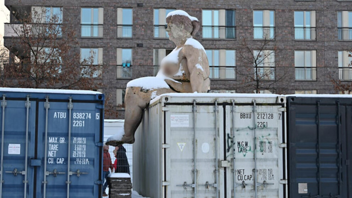 В Гамбурге установили статую голой женщины, похожей на Меркель