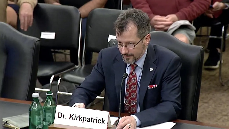 Киркпатрик уходит с поста руководителя группы, расследующей НЛО, обвиняя Конгресс в теориях заговора