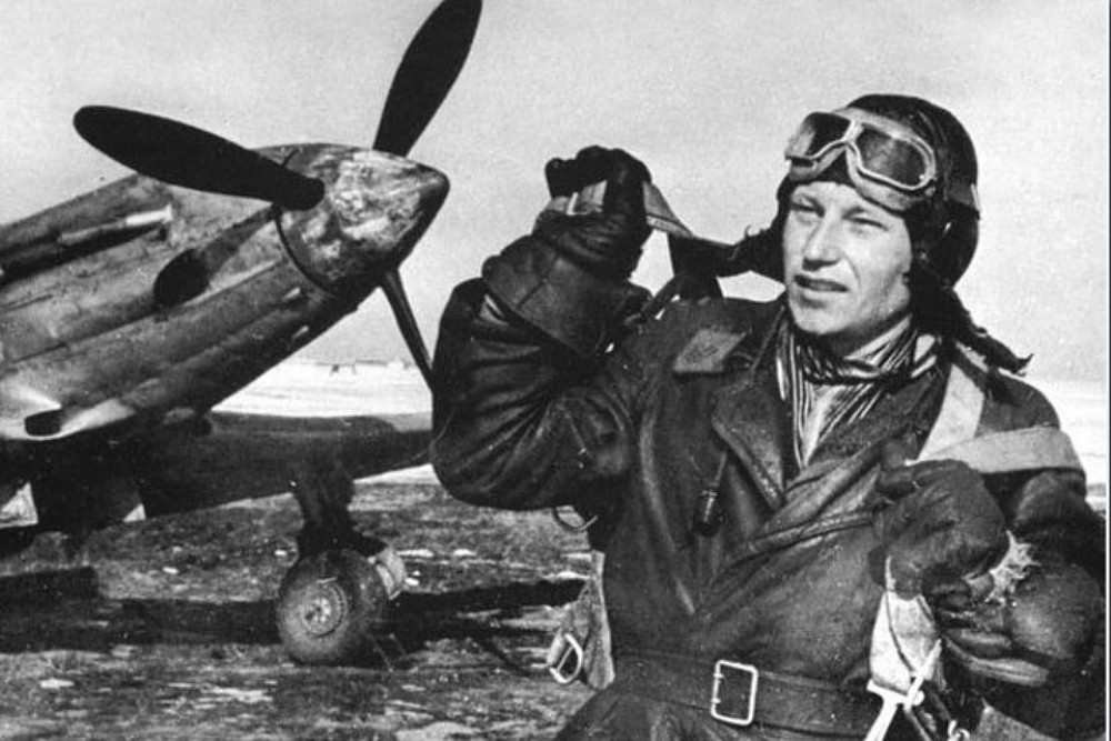 Почему Гитлер наградил советского летчика Рыцарским крестом?