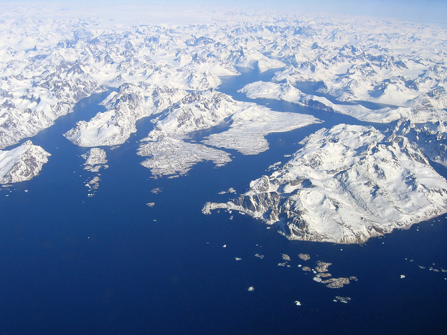 Гренландия стремительно поднимается из океана, теряя ледники