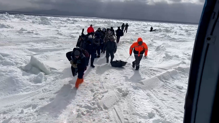 Сотрудники МЧС спасли с оторвавшейся льдины 75 рыбаков