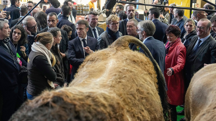 Разъяренные фермеры освистали Макрона на парижской ярмарке