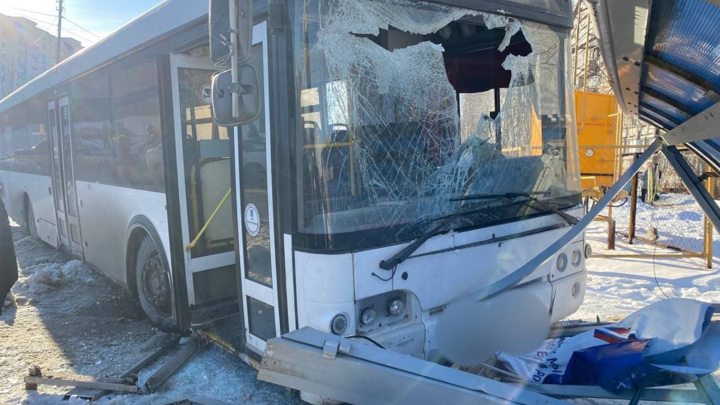 Автобус попал в массовую аварию и снес остановку в Саратове