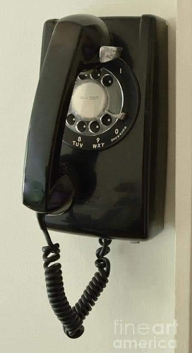 Черный телефон
