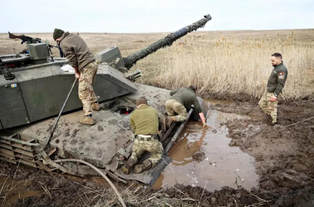 «Сел в лужу»: Украинский танк Challenger 2 завяз в грязи во время демонстрационного заезда для журналистов
