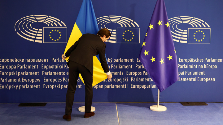 Захарова назвала враньем слова главы МИД Украины Кулебы о флаге