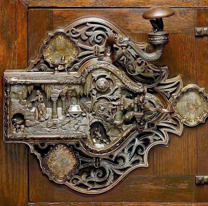 Дверной замок ручной работы, изготовленный Фрэнком Коралевски в 1911 году из золота, серебра и бронзы.