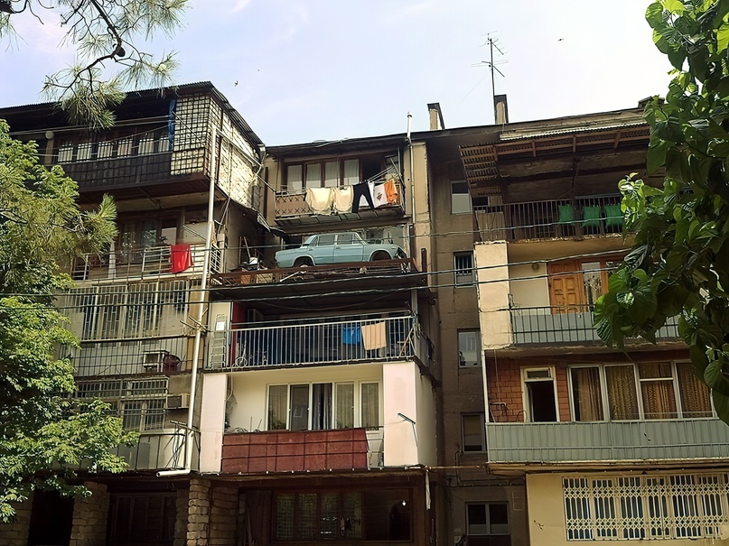 «Больше 20 лет в Тбилиси на балконе четвёртого этажа обычного жилого дома стояли... «Жигули».
