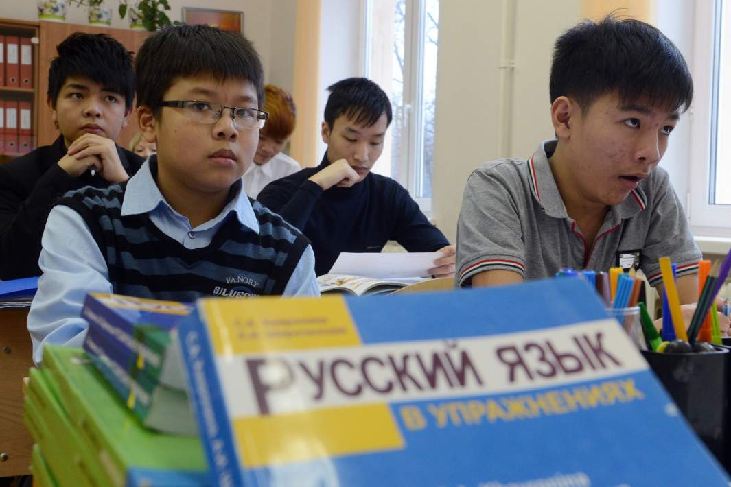Детям мигрантов до поступления в российскую школу русский язык знать не обязательно — Минпросвещения РФ