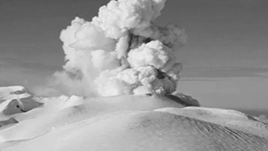 Вулкан Эбеко на Северных Курилах выбросил столб пепла высотой 2 км