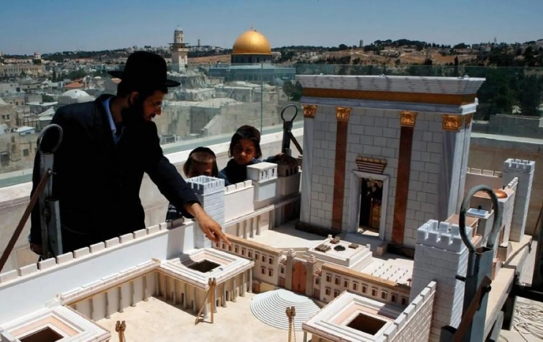 Израиль планирует принести в жертву “красных телиц” ради восстановления «Храма Соломона»