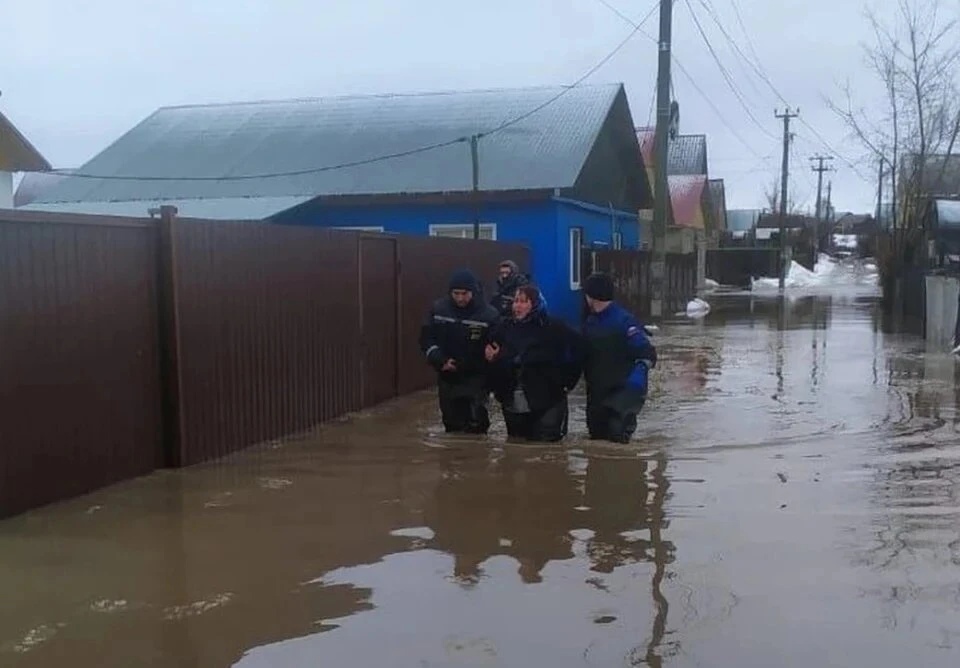 МЧС: около 600 домов подтоплено в Орске после прорыва дамбы