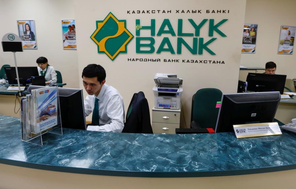 Эксперты рассказали о причинах задержек денежных переводов между РФ и Казахстаном