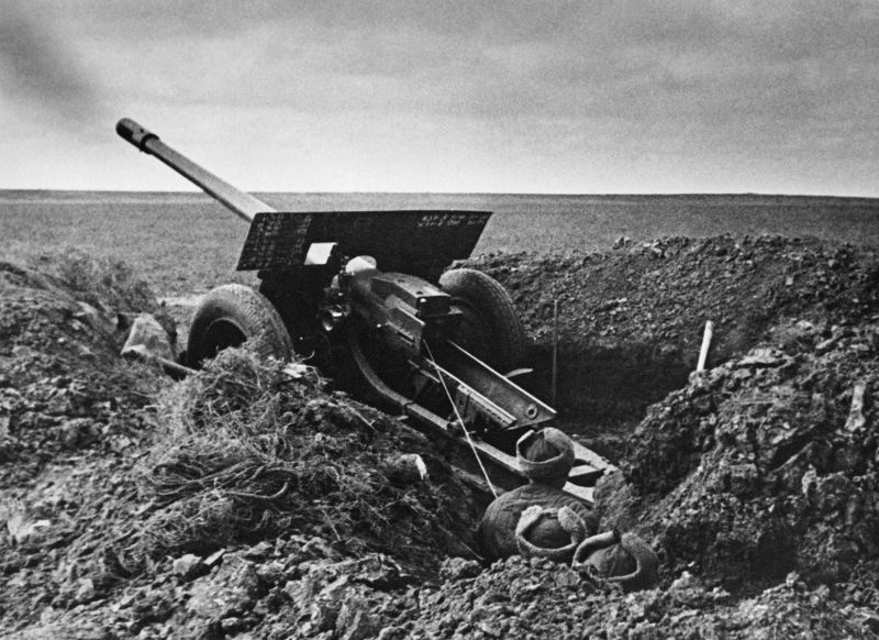 Расчет советского 107 - мм орудия из подразделения лейтенанта Осадчего ведет огонь