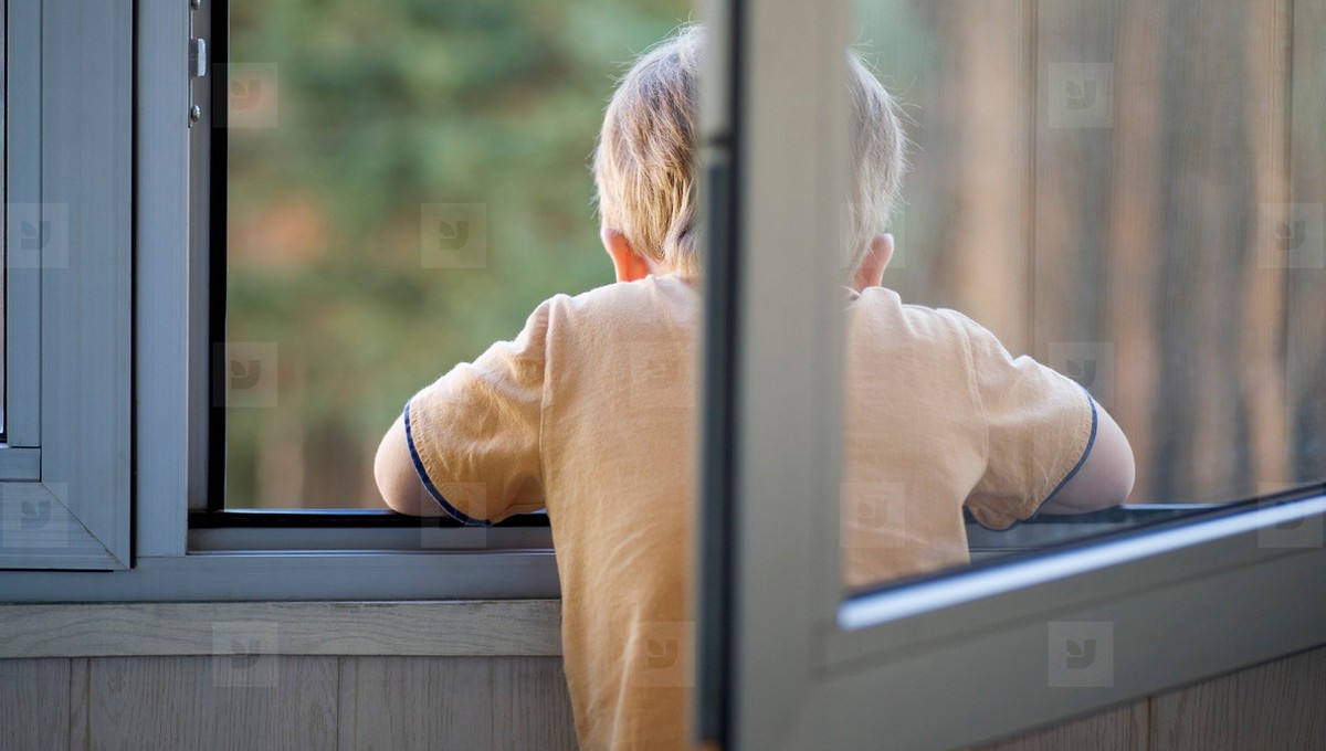 Открывая окно или балкон, убедитесь, что ваш ребёнок будет в безопасности!