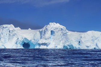 шельфовый ледник Антарктики внезапно увеличивается один или два раза в день