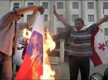 В Тбилиси протестующие порвали флаг России