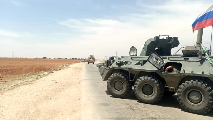 Российские военные в Сирии развернули колонну американских БМП Bradley