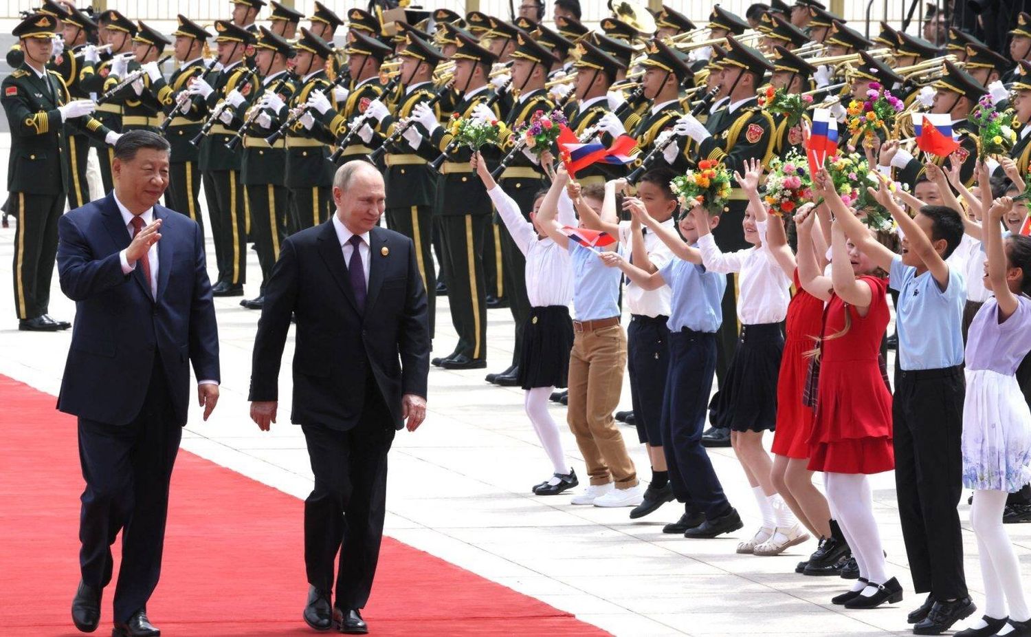 «Отвратительно триумфальный» Саммит ... «Путин и Си одерживают ужасающую победу над бесхребетным Байденом»