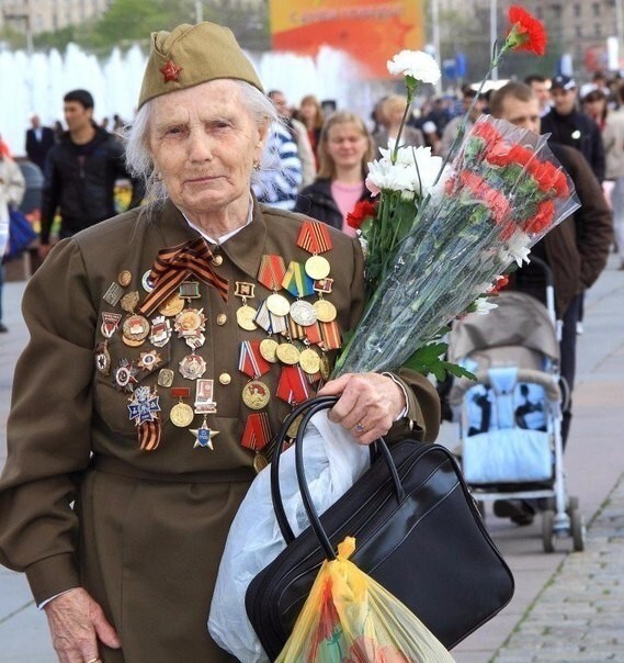 Женщины с военными медалями А. Ванеев.