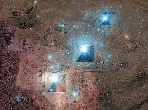 Совпадение звёзд созвездия Ориона с расположением и величиной пирамид в Гизе 12,5 тыс. лет назад.