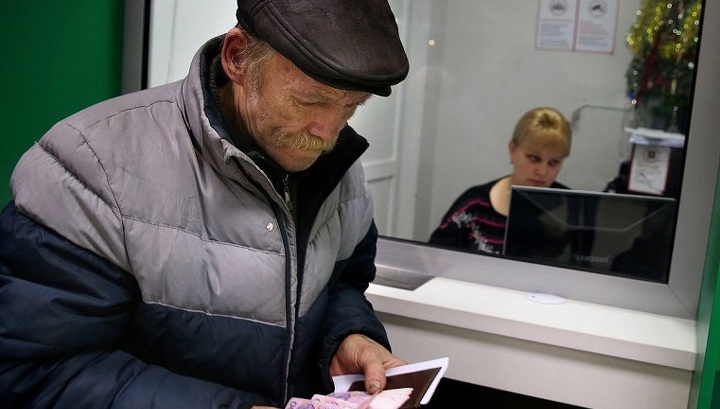 Уралец получил свой первый паспорт в день 70-летия