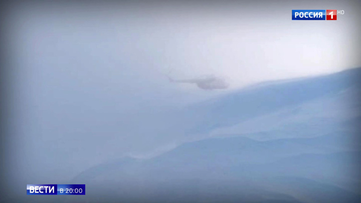 Туристов с маленькими детьми эвакуировали с камчатского вулкана в разгар бури