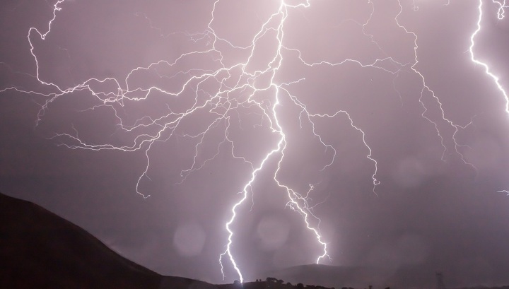 Метеорологи зафиксировали невиданные в истории молнии