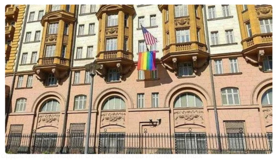 Посольство США в Москве вывесило флаг ЛГБТ, в рунете посмеялись – «мы и так знали, кто там находится!!)))»