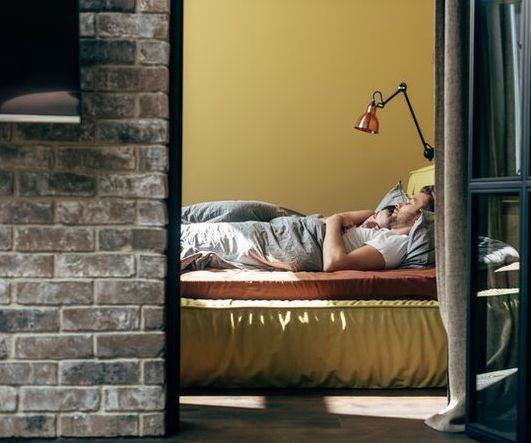 Как ночь в одной кровати с партнером влияет на сон?