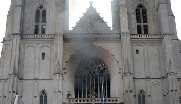 Историк сообщил, что огонь уничтожил бесценные реликвии Франции в соборе Нанта