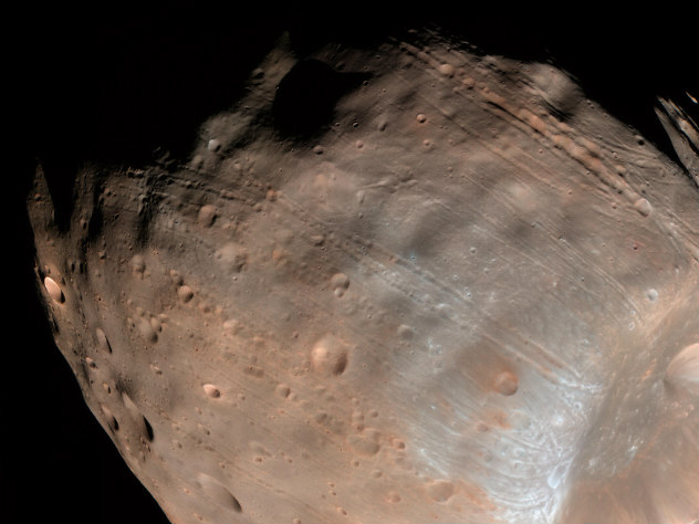 НАСА получило уникальные снимки гибнущего спутника Марса
