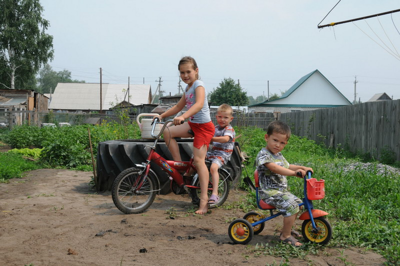 Полицейский из Алтайского края спас двоих детишек, а затем усыновил их