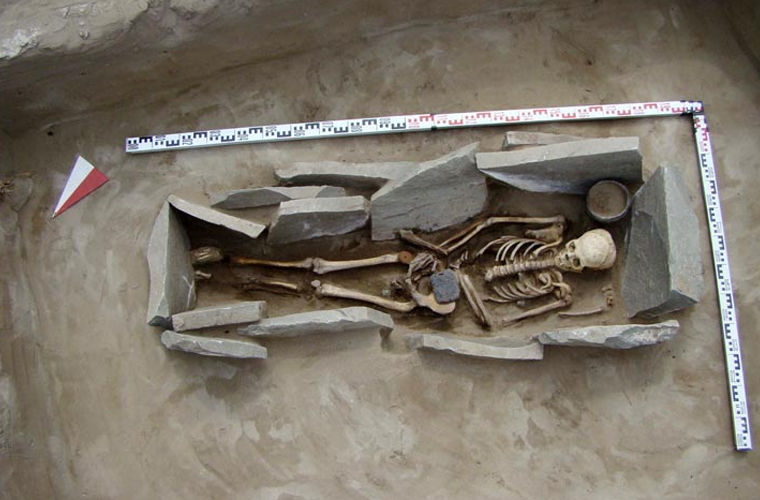 В гробнице женщин хунну в Сибири найдены украшения из необычного материала