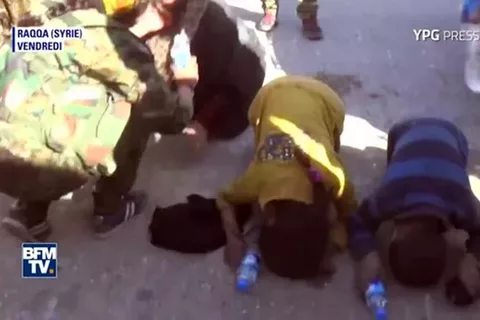 В Ракке женщина сбросила абаю и встала на колени перед освободителями