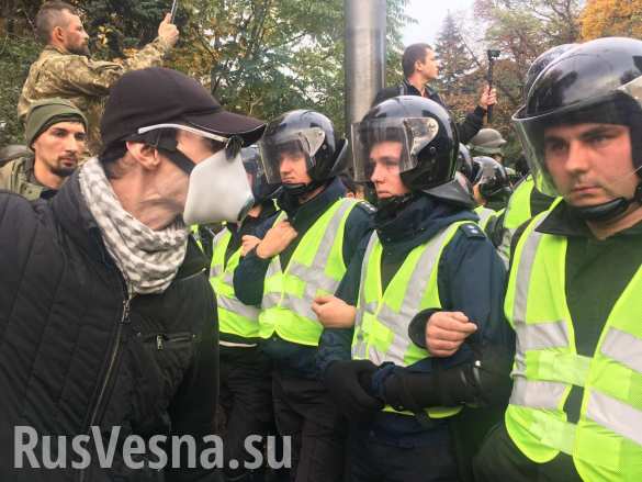 Ситуация под Радой накаляется, протестующие надели белые маски