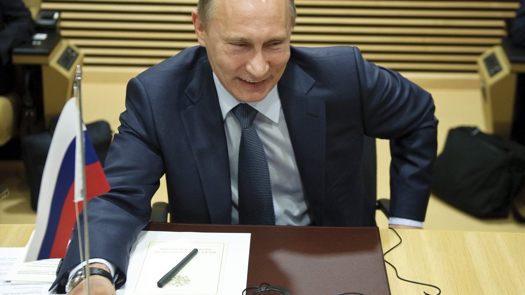 Трамп бы не заметил: Рассмеявшийся из-за ошибки в докладе Путин стал кумиром пользователей
