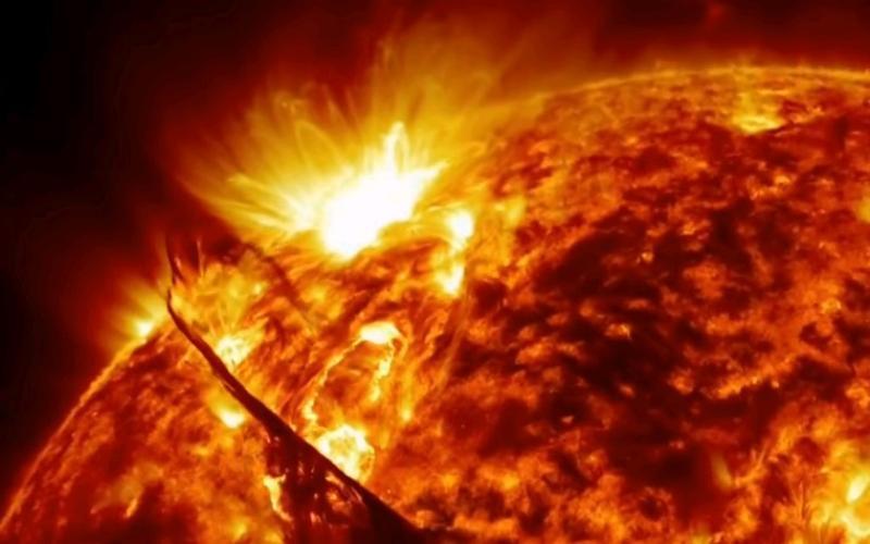 Астрофизики: На солнце найдена дыра размером в 1500 Земель