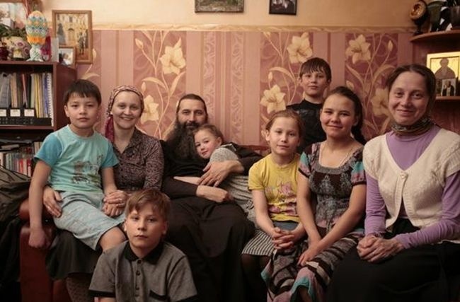 Число детей-сирот в России за 10 лет сократилось более чем втрое