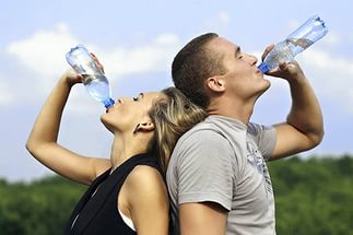 Необязательно пить воду литрами, говорят ученые. Правда и мифы о 8 стаканах воды в день