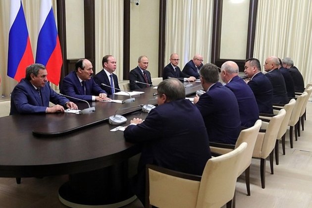 Путин пообещал госнаграды уволенным губернаторам
