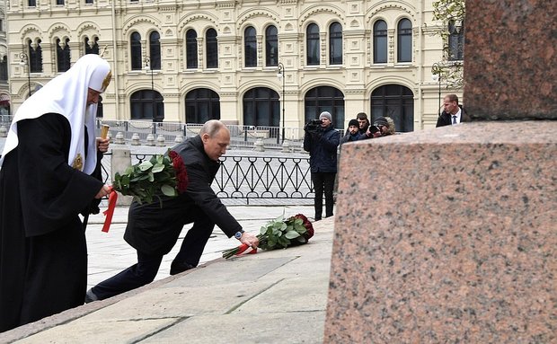 Путин возложил цветы к памятнику Минину и Пожарскому на Красной площади