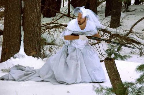 Мужчина с разбитым сердцем отыгрался на свадебном платье экс-супруги.