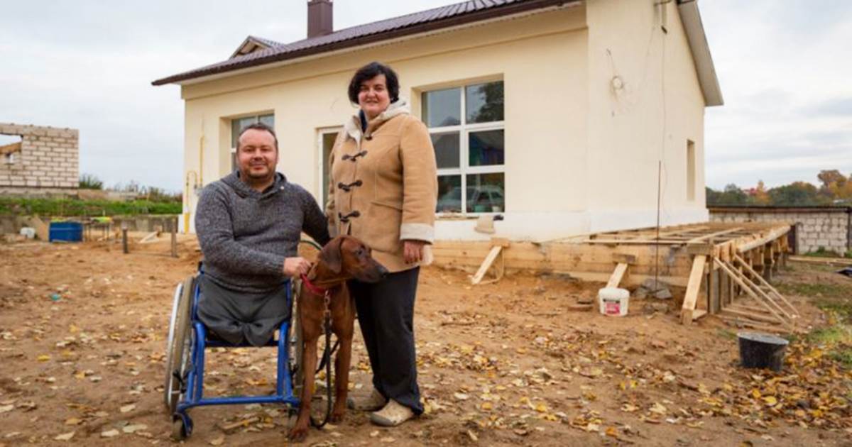 Мужчина в инвалидной коляске купил заброшенное здание и превратил его в уютный дом!