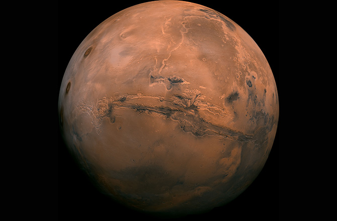 Вода на Марсе образовывает темные борозды