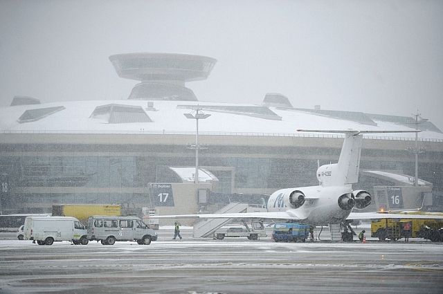 В аэропортах Москвы из-за снегопада задержали и отменили около 300 рейсов